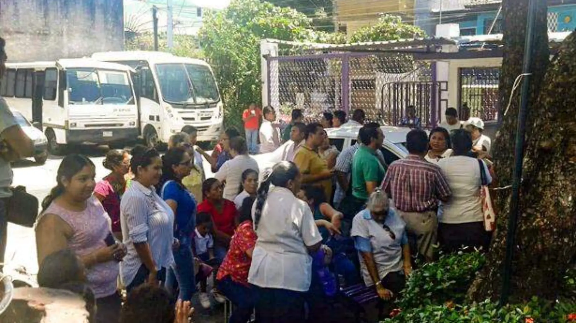 ACapulco - protestan trabajadores del dif municipal